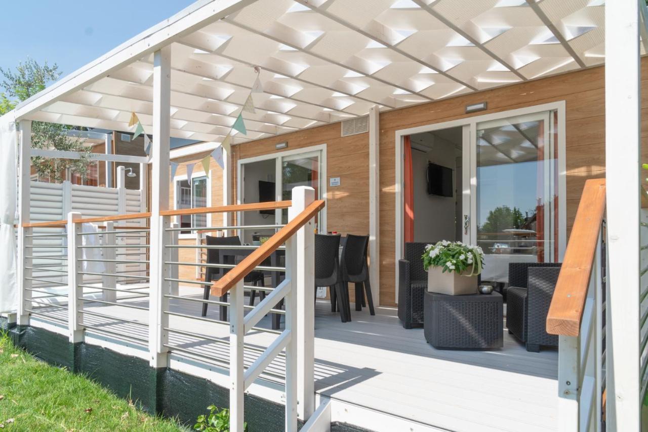 Campeggio Europa Silvella San Felice del Benaco Esterno foto A modern pergola