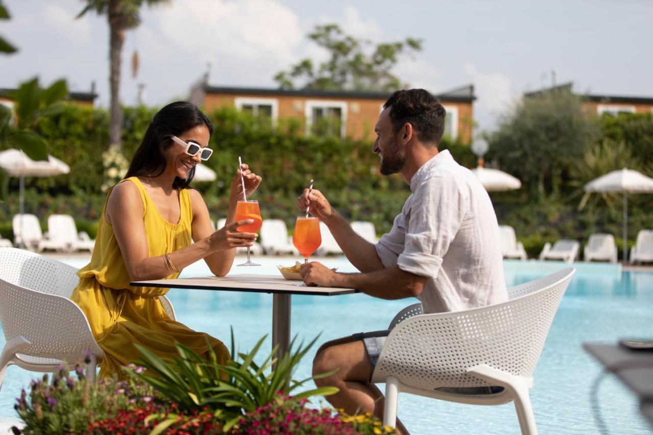 Campeggio Europa Silvella San Felice del Benaco Esterno foto A couple drinking Aperol Spritz