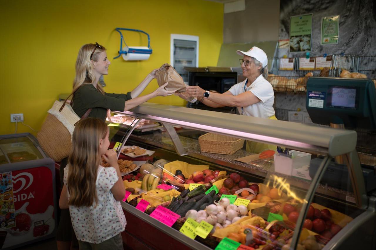 Campeggio Europa Silvella San Felice del Benaco Esterno foto A deli in the United States