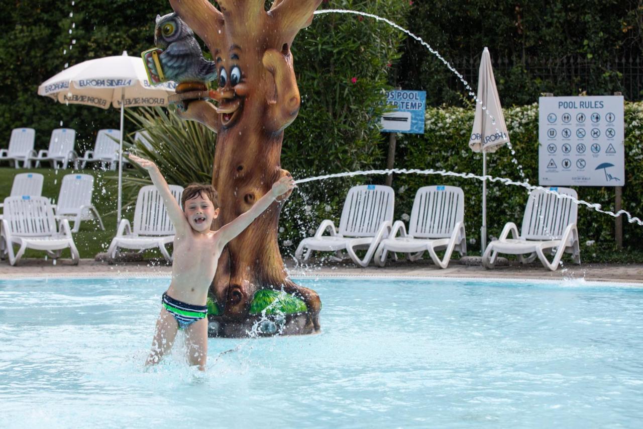 Campeggio Europa Silvella San Felice del Benaco Esterno foto Swimming pool in the village