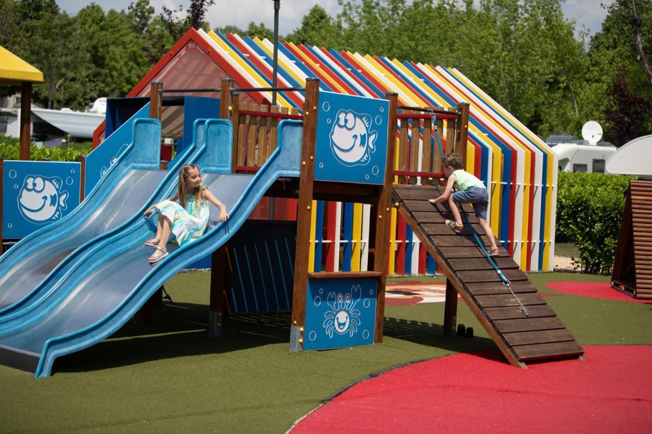 Campeggio Europa Silvella San Felice del Benaco Esterno foto Playground at the campsite