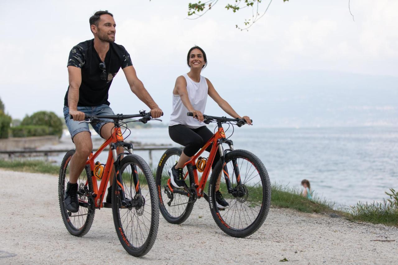Campeggio Europa Silvella San Felice del Benaco Esterno foto A couple riding bicycles
