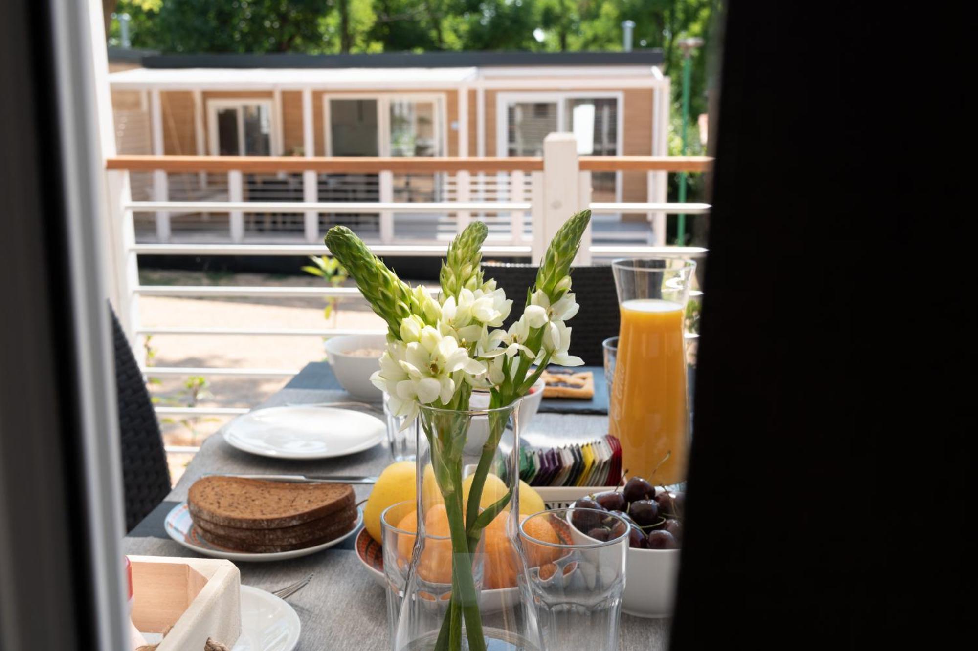 Campeggio Europa Silvella San Felice del Benaco Esterno foto Breakfast at the hotel