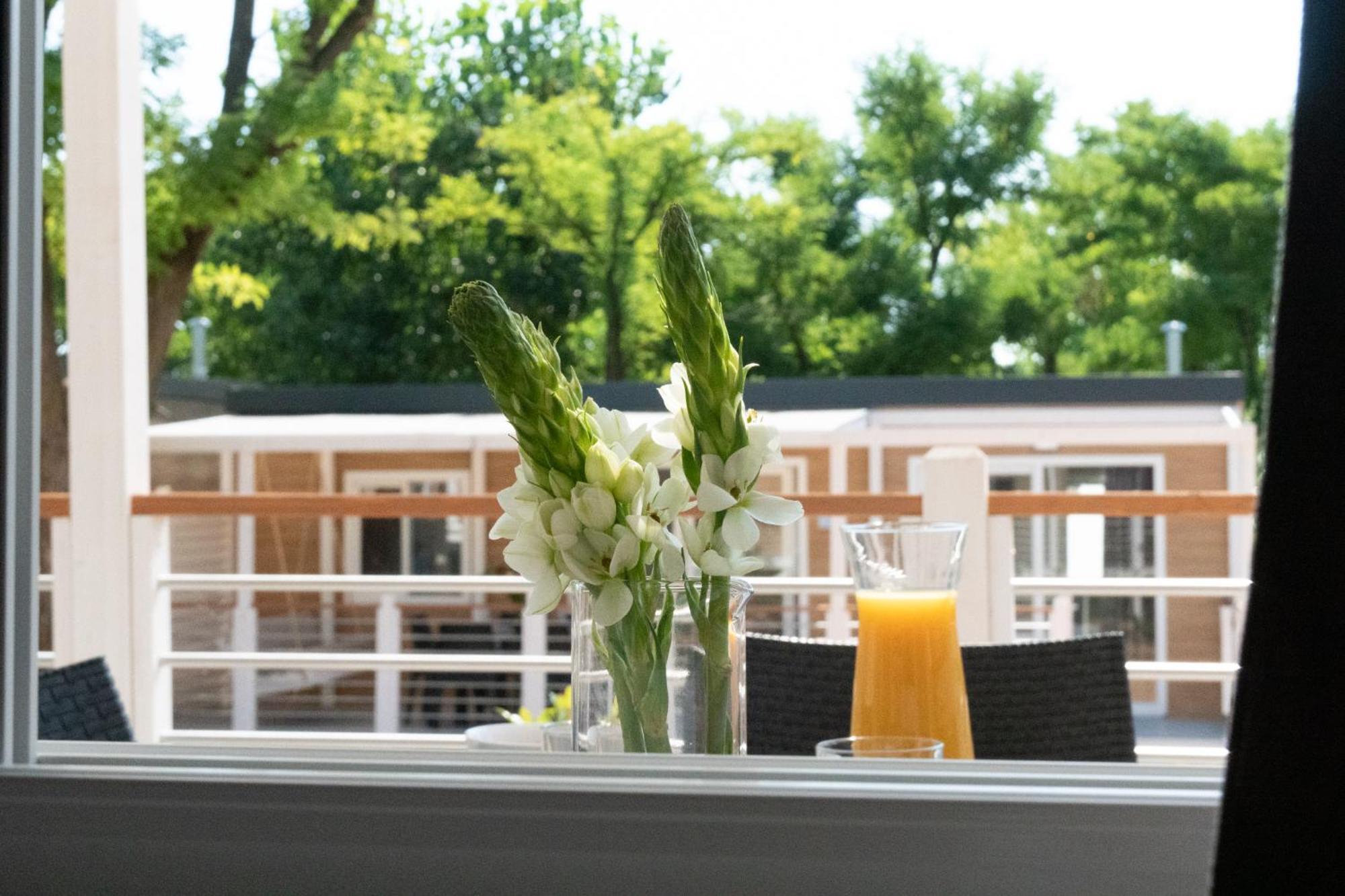 Campeggio Europa Silvella San Felice del Benaco Esterno foto The hotel's terrace