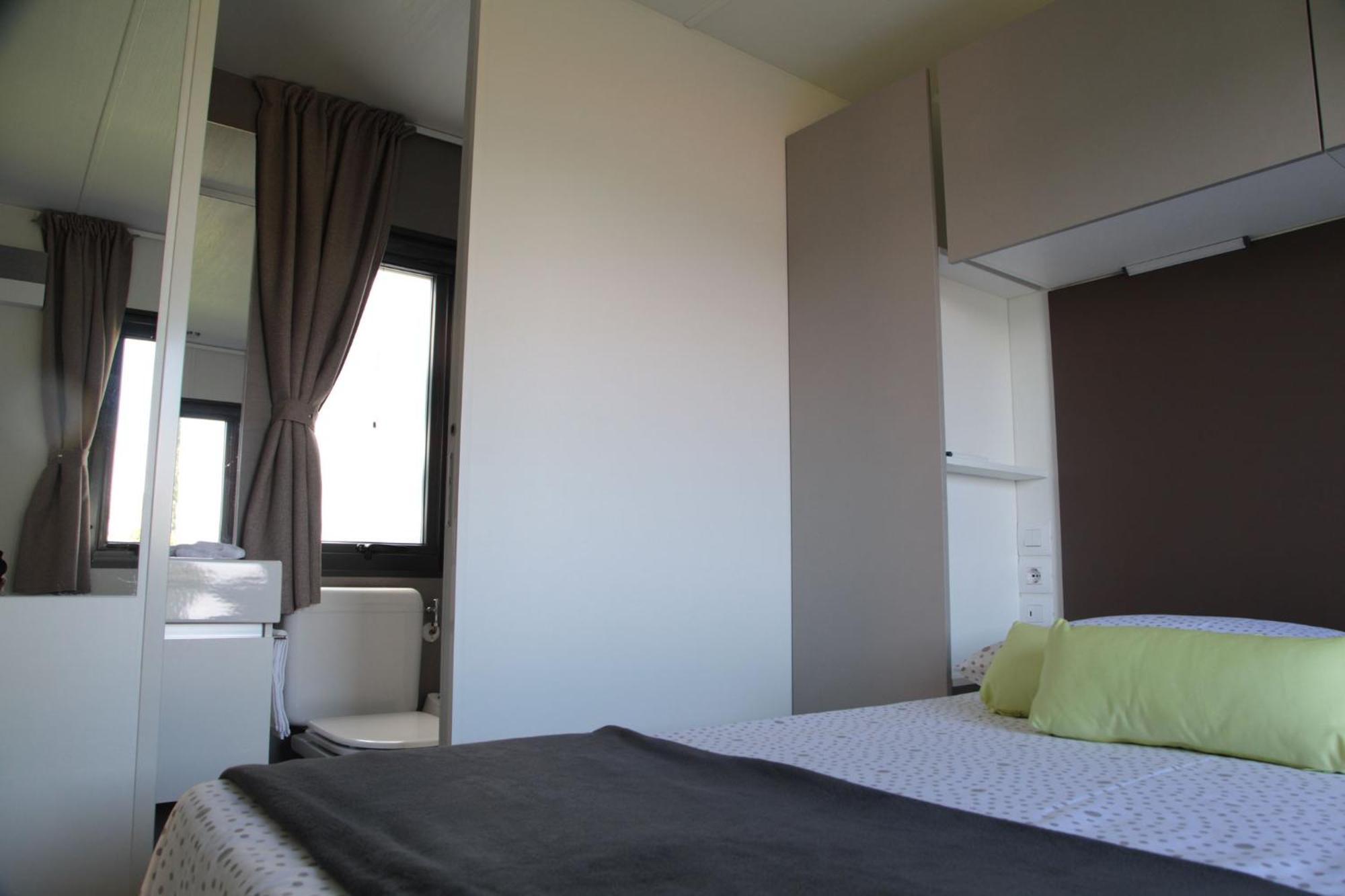 Campeggio Europa Silvella San Felice del Benaco Esterno foto A bedroom in a student residence hall