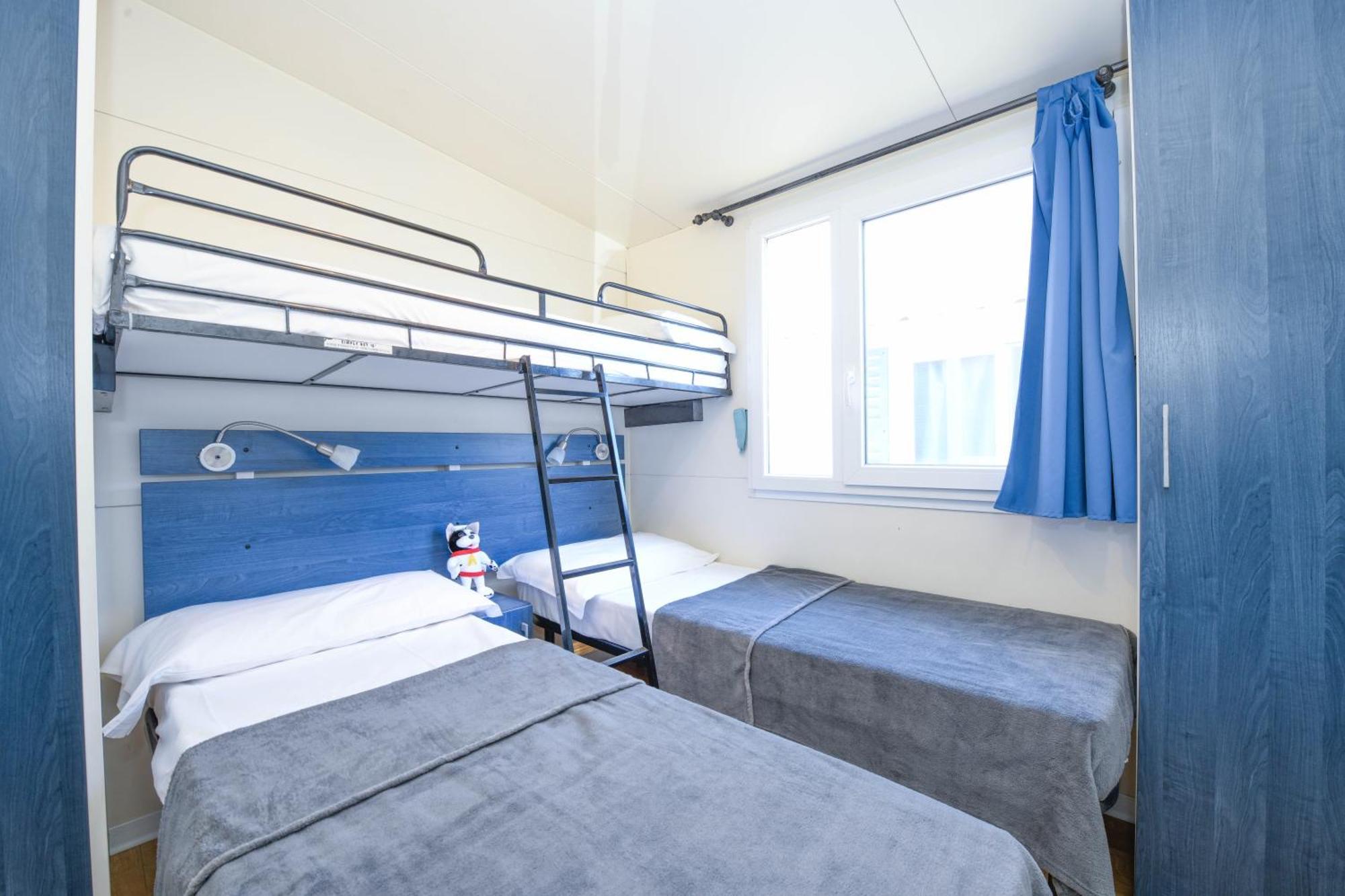 Campeggio Europa Silvella San Felice del Benaco Esterno foto A typical bedroom in a mobile home