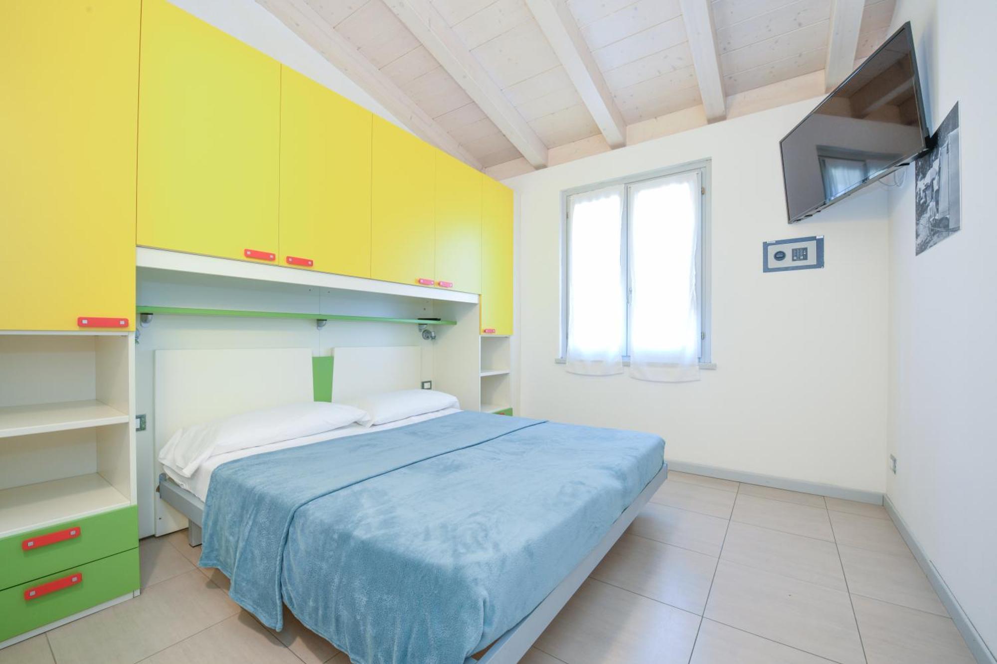 Campeggio Europa Silvella San Felice del Benaco Esterno foto A bedroom at the hostel