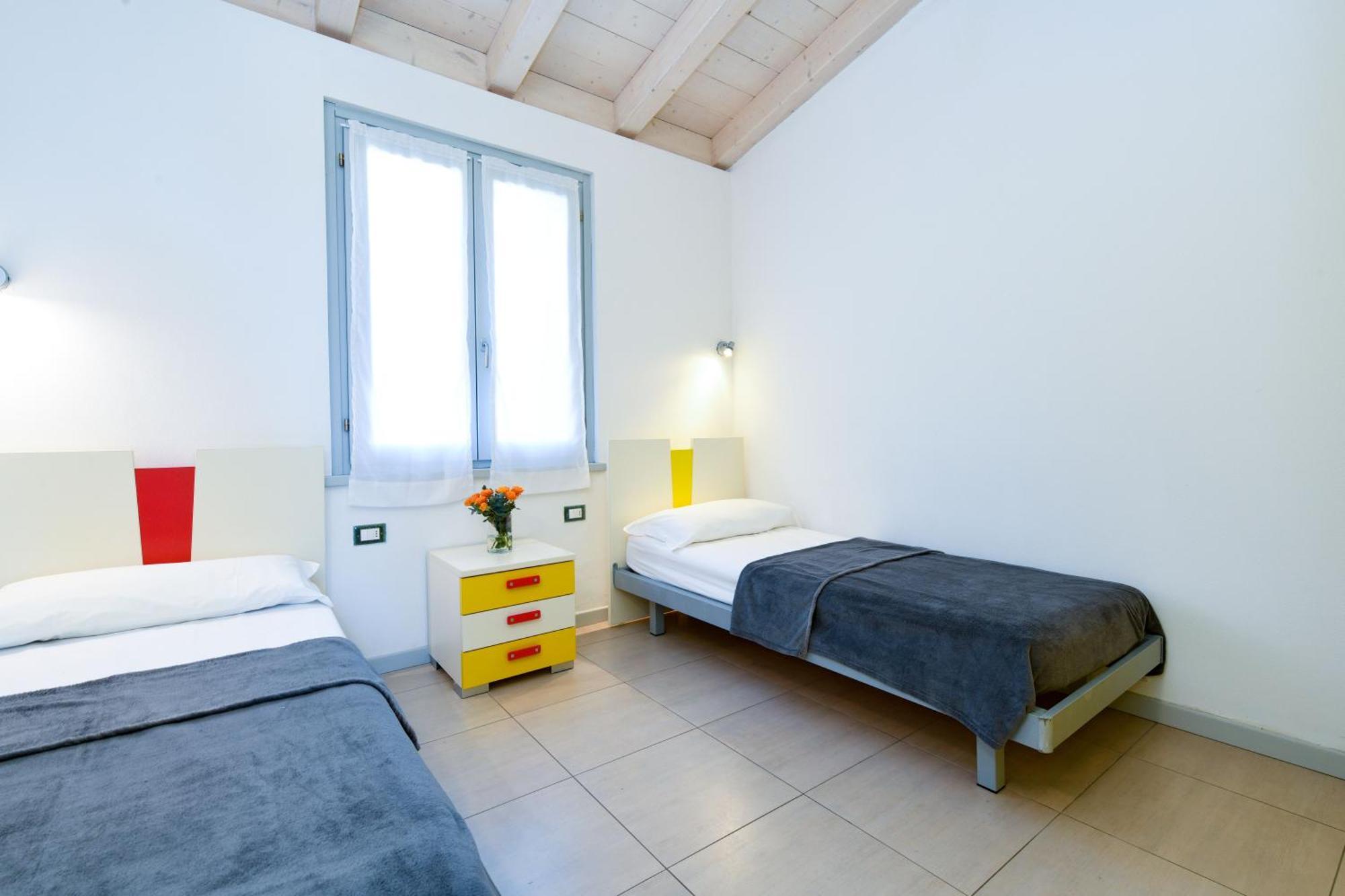 Campeggio Europa Silvella San Felice del Benaco Esterno foto A typical room at the hotel
