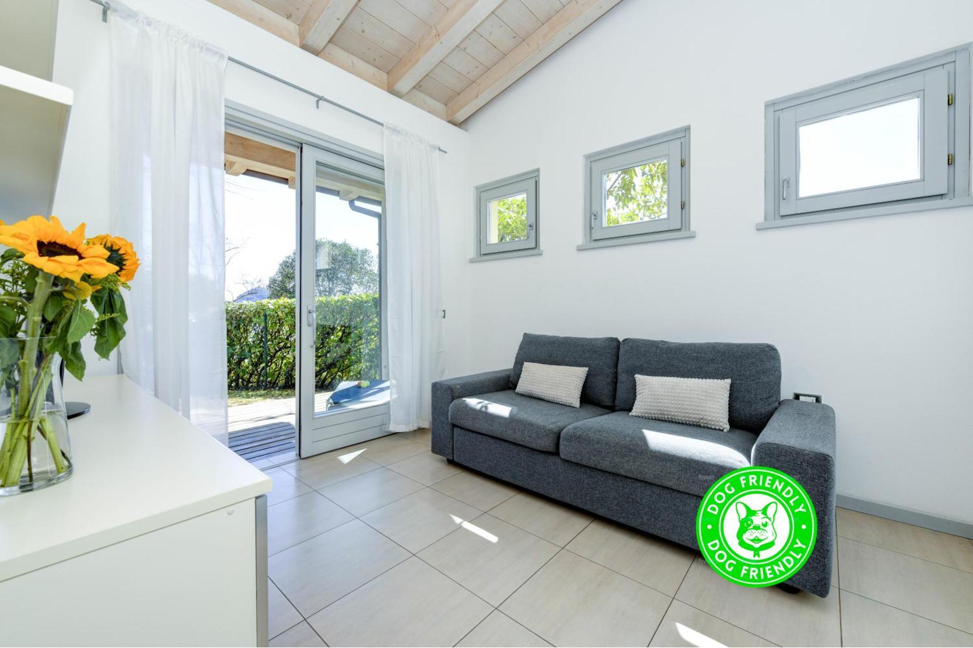 Campeggio Europa Silvella San Felice del Benaco Esterno foto Ecolabel on a sofa