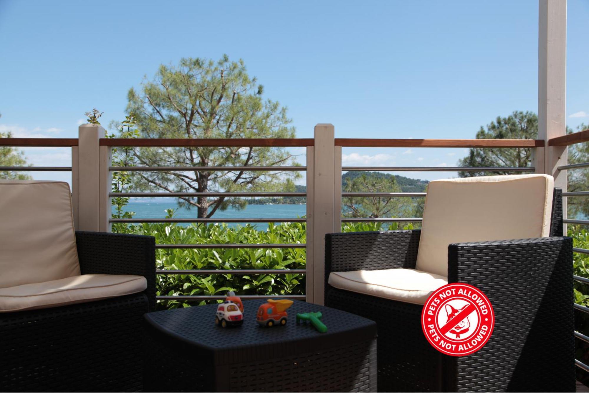 Campeggio Europa Silvella San Felice del Benaco Esterno foto A balcony with a childproof guard