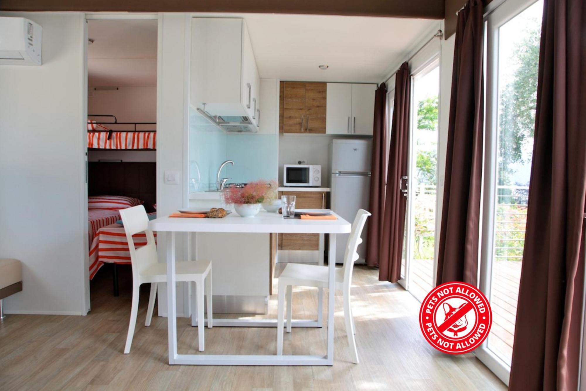 Campeggio Europa Silvella San Felice del Benaco Esterno foto Mobile home interior