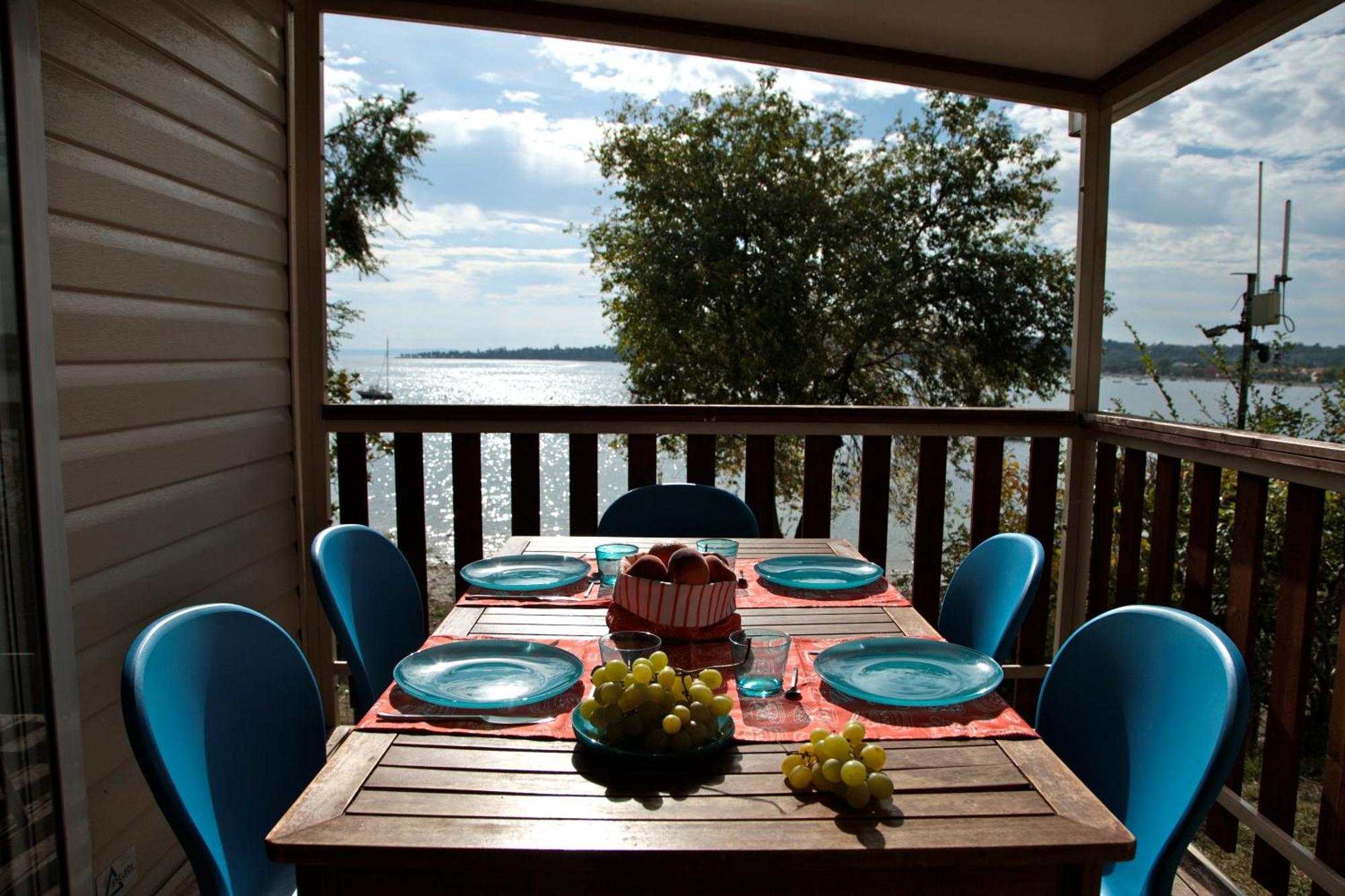 Campeggio Europa Silvella San Felice del Benaco Esterno foto A view of the lake from a mobile home