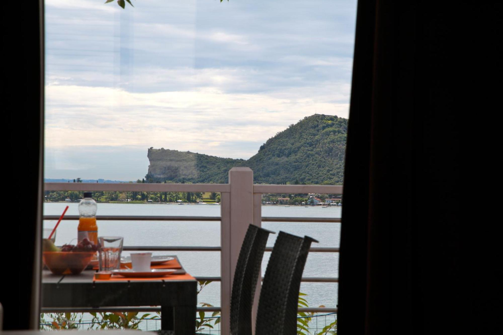 Campeggio Europa Silvella San Felice del Benaco Esterno foto View of the lake from the restaurant