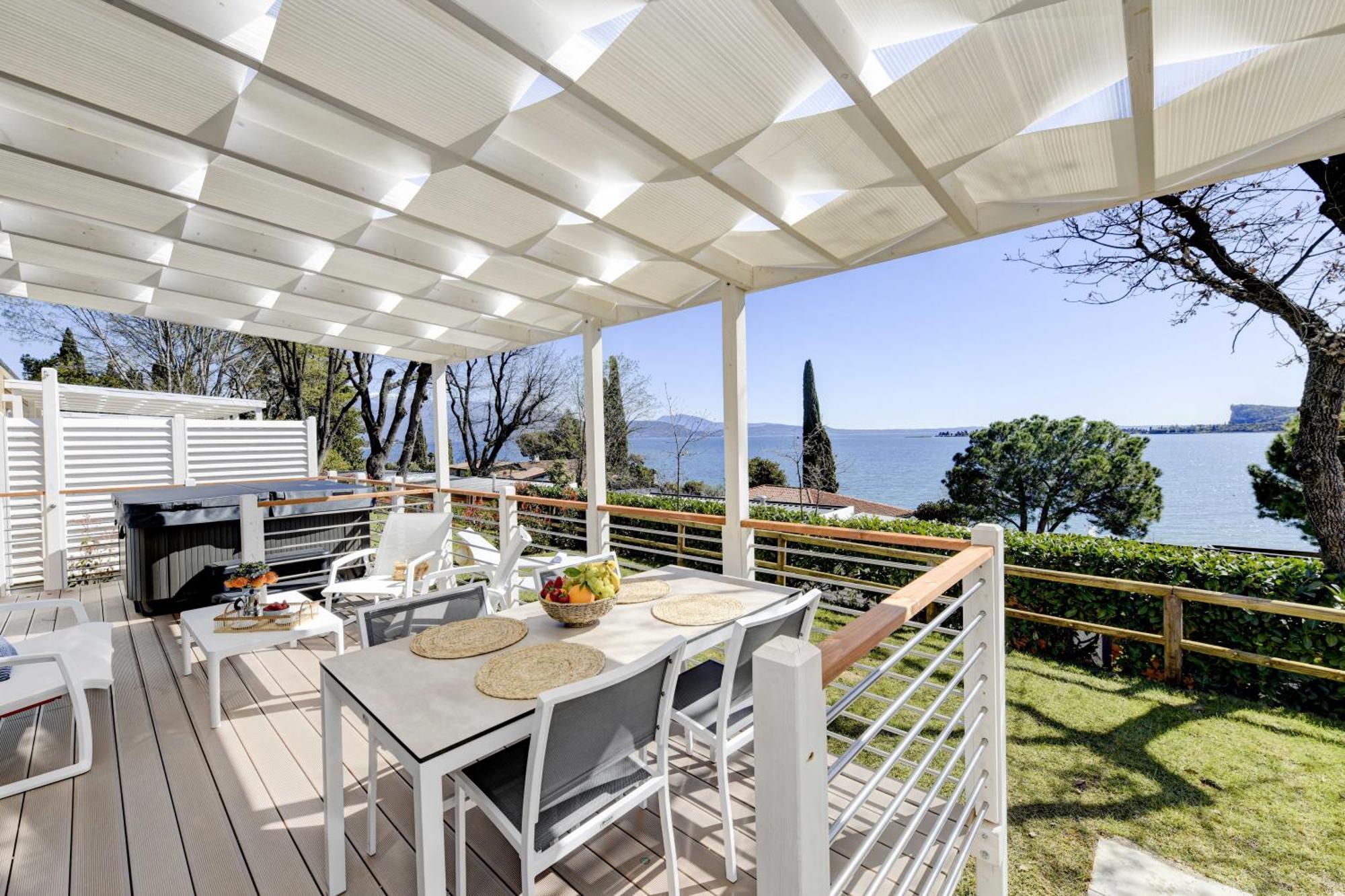 Campeggio Europa Silvella San Felice del Benaco Esterno foto Pergola with retractable roof
