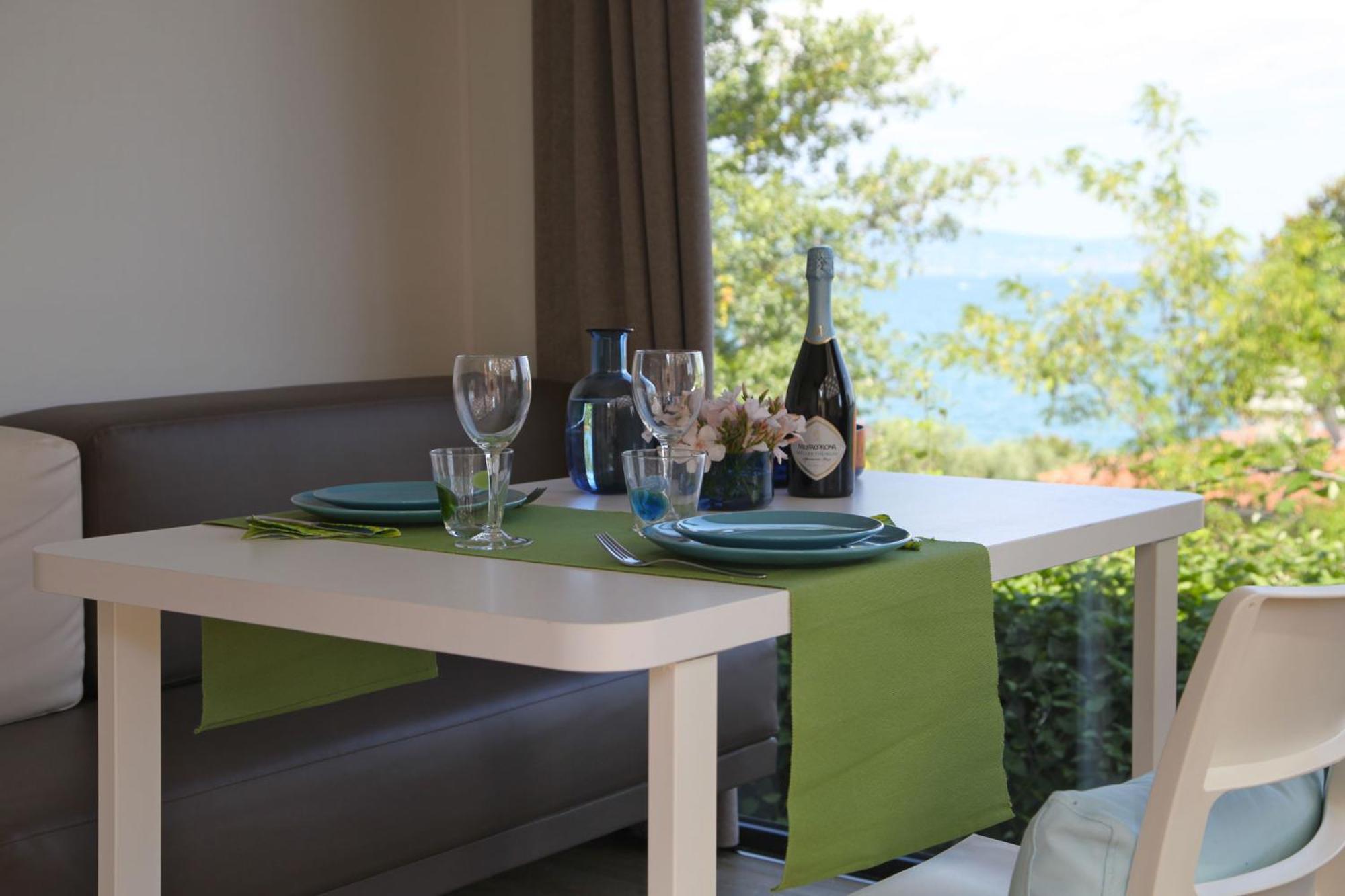 Campeggio Europa Silvella San Felice del Benaco Esterno foto A table runner